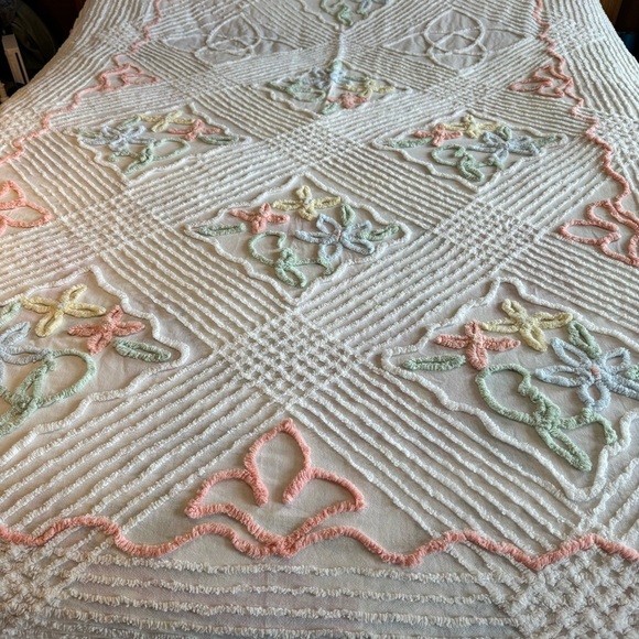 Vintage Chenille Bedspread, Queen/Full Size White Off White Pastel Floral Design - Picture 9 of 16